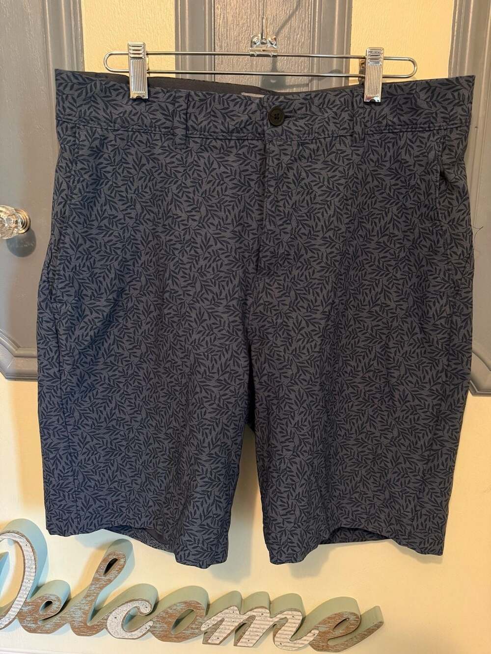 NWT VRST Men's Blue Ditsy Leaf Print Golf 9” Short - Flat Front - Size 42